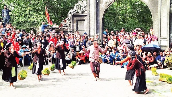 “Bách nghệ trình làng” là diễn xướng dân gian đặc sắc được trình diễn trong Lễ hội Cướp kén. (Ảnh THÙY PHƯƠNG)