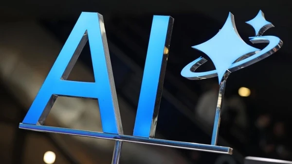 Một biển hiệu AI được nhìn thấy tại Đại hội Di động Thế giới 2025 ở Barcelona, ​​Tây Ban Nha, ngày 6/ 3/2025. (Ảnh: Xinhua)