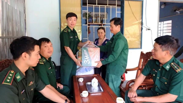 Cán bộ Đồn Biên phòng Đắk Ơ thăm hỏi, động viên gia đình khó khăn được đơn vị tặng bò giống để phát triển kinh tế gia đình.