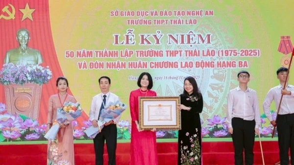 Lãnh đạo Trường trung học phổ thông Thái Lão vinh dự đón nhận Huân chương Lao động Hạng Ba. 