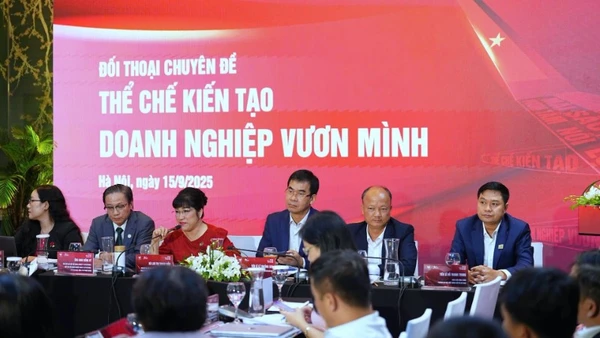 Các chuyên gia, đại diện các bộ, ngành, đơn vị thảo luận về hướng hỗ trợ doanh nghiệp tại Diễn đàn Kinh tế tư nhân Việt Nam năm 2025.