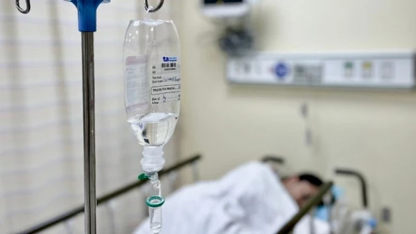 Một người bệnh bị ngộ độc thực phẩm được truyền dịch tại cơ sở y tế trên địa bàn thành phố Hồ Chí Minh. (Ảnh minh họa)