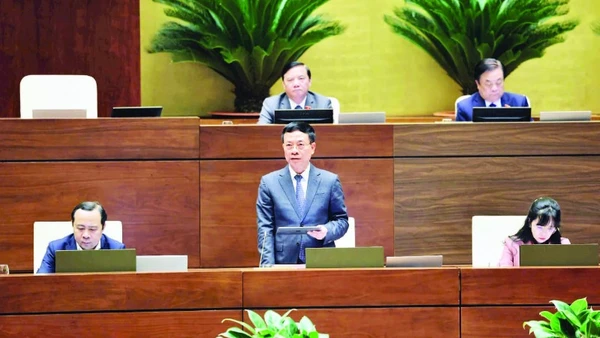 Bộ trưởng Khoa học và Công nghệ Nguyễn Mạnh Hùng phát biểu giải trình, làm rõ một số vấn đề đại biểu Quốc hội nêu. (Ảnh: ĐĂNG ANH)