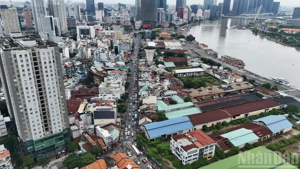 Tuyến đường Nguyễn Tất Thành dài khoảng 2,5km, từ cầu Khánh Hội đến cầu Tân Thuận.