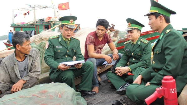 Cán bộ Trạm kiểm soát biên phòng Cửa Lân, Bộ đội Biên phòng thành phố Hải Phòng tuyên truyền, phổ biến, giáo dục pháp luật cho ngư dân xã Nam Thịnh. (Ảnh: BĐBP)
