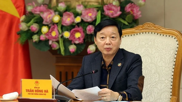 Phó Thủ tướng Trần Hồng Hà chủ trì cuộc họp nghe báo cáo về công tác chuẩn bị tổ chức lễ khánh thành, khởi công các dự án, công trình quy mô lớn, ý nghĩa vào ngày 19/12. (Ảnh: VGP/Minh Khôi)