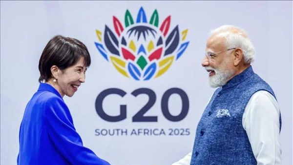 Thủ tướng Nhật Bản Sanae Takaichi và Thủ tướng Ấn Độ Narendra Modi tại cuộc gặp bên lề Hội nghị thượng đỉnh G20 ở Nam Phi. (Ảnh: ANI/TTXVN)