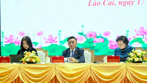 Thường trực Ban Bí thư Trần Cẩm Tú và các đại biểu dự Hội nghị tiếp xúc cử tri sau Kỳ họp thứ 10, Quốc hội Khóa XV. (Ảnh: DUY LINH)