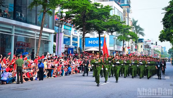 Sau Lễ kỷ niệm tại Quảng trường Ba Đình, khối các lực lượng Công an nhân dân diễu binh qua đường Lê Duẩn.