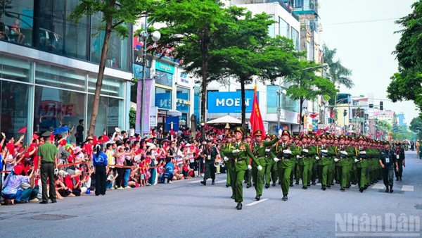 Sau Lễ kỷ niệm tại Quảng trường Ba Đình, khối các lực lượng Công an nhân dân diễu binh qua đường Lê Duẩn.