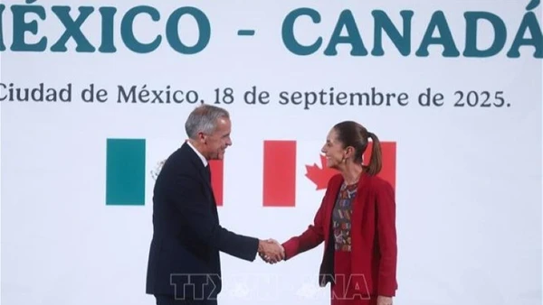 Tổng thống Mexico Claudia Sheinbaum (phải) trong cuộc gặp Thủ tướng Canada Mark Carney đang ở thăm Mexico, ngày 18/9/2025. (Ảnh: THX/TTXVN)