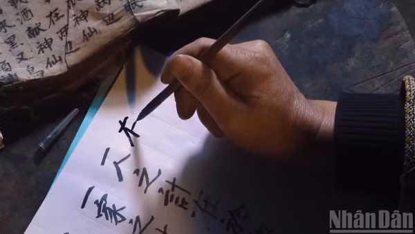 Giấy bản được dùng để ghi chép tri thức dân gian, lễ nghi và phong tục, lưu giữ những ký ức văn hóa cộng đồng.