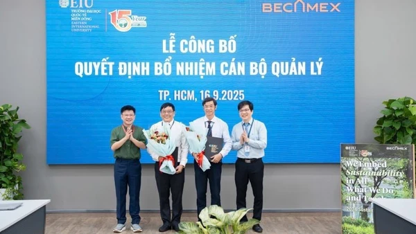 Chủ tịch Hội đồng EIU Nguyễn Tấn Lợi (ngoài cùng bên trái) và Hiệu trưởng EIU Ngô Minh Đức (ngoài cùng bên phải) trao quyết định cho Phó Giáo sư, Tiến sĩ Trần Tiến Khoa và Tiến sĩ Hồ Nhựt Quang.