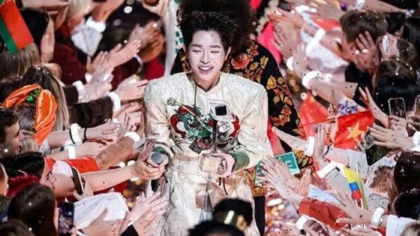 Đức Phúc hạnh phúc trong cuộc thi Intervision 2025 tổ chức tại Nga. (Ảnh Nhân vật cung cấp)