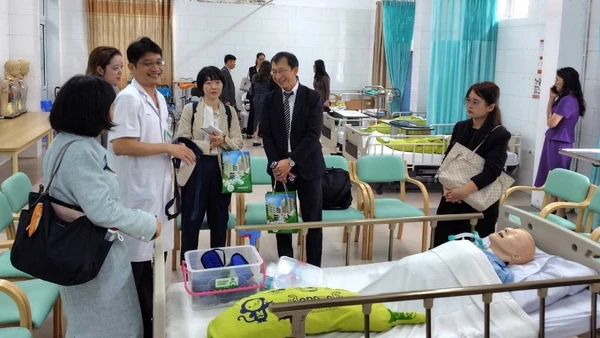 Các đại biểu tham quan phòng thực hành chăm sóc người cao tuổi tại Trường cao đẳng Y tế Bạch Mai. (Ảnh: JICA)
