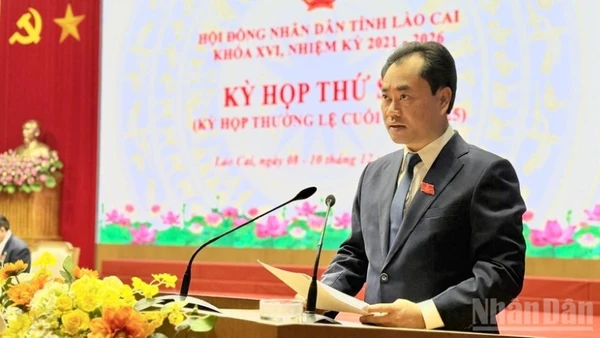 Đồng chí Trịnh Việt Hùng, Ủy viên dự khuyết Trung ương Đảng, Bí thư Tỉnh ủy, Chủ tịch Hội đồng nhân dân tỉnh Lào Cai phát biểu tại kỳ họp. (Ảnh: THANH SƠN)