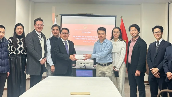 Cán bộ nhân viên Tổng Lãnh sự quán Việt Nam tại Osaka và kiều bào tham gia ủng hộ đồng bào miền trung bị ảnh hưởng bởi mưa bão.