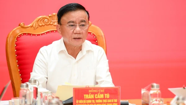 Thay mặt Bộ Chính trị, Thường trực Ban Bí thư Trần Cẩm Tú đã ký ban hành Kết luận số 196-KL/TW về tăng cường sự lãnh đạo của Đảng đối với công tác cựu chiến binh Việt Nam trong tình hình mới. (Ảnh: ĐĂNG KHOA)