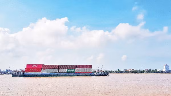 Tàu chở container trên sông Tiền. (Ảnh: ANH QUÂN)