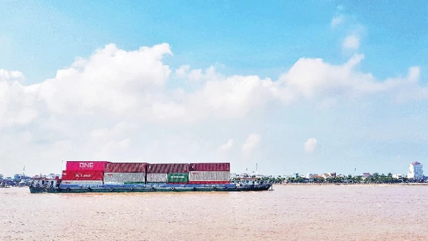 Tàu chở container trên sông Tiền. (Ảnh: ANH QUÂN)