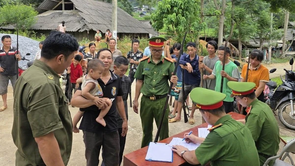 Người dân xã Thuận Hòa, tỉnh Tuyên Quang tự nguyện giao nộp vũ khí tự chế.