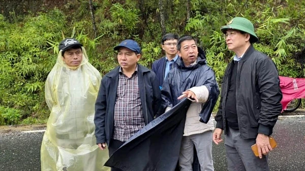 Chủ tịch Ủy ban nhân dân tỉnh Lâm Đồng Hồ Văn Mười (bìa phải) kiểm tra hiện trường và chỉ đạo công tác khắc phục sạt lở trên đèo Mimosa.