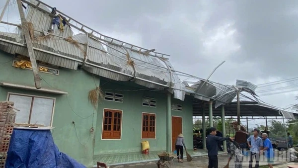 Lốc xoáy quét qua lúc rạng sáng khiến khoảng 20 nhà dân ở xã Nguyễn Nghiêm (Quảng Ngãi) bị tốc mái, hư hỏng nặng. 