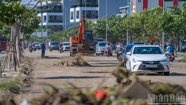 Việc dọn dẹp được triển khai khoa học, không để ảnh hưởng tới giao thông trên tuyến đường.