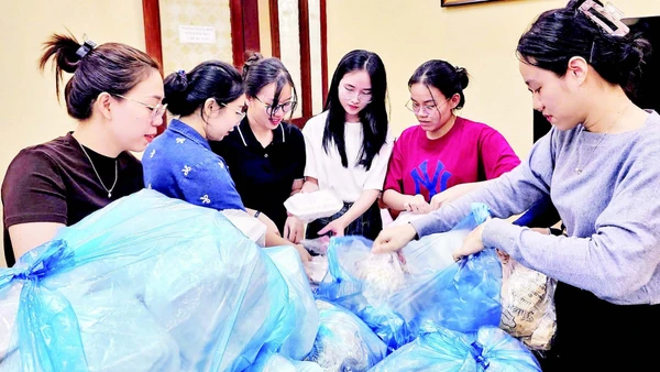 Hàng nghìn suất ăn được chuẩn bị để gửi tặng người dân bị cô lập do mưa, lũ tại tỉnh Gia Lai.