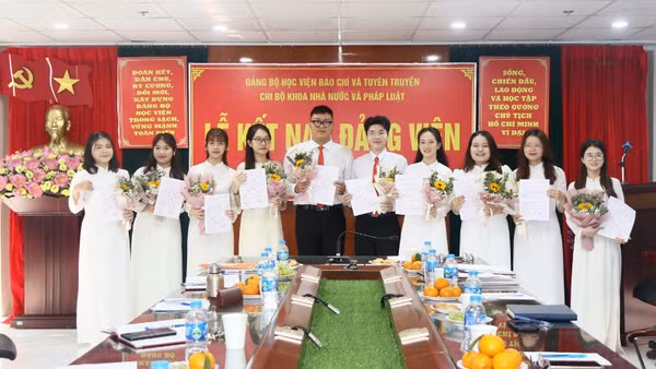 Các sinh viên Khoa Nhà nước và Pháp luật (Học viện Báo chí và Tuyên truyền) được kết nạp Đảng tháng 5/2025. (Ảnh: AJC)