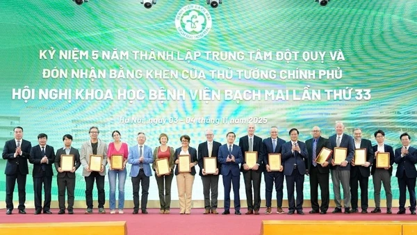 Trao tặng giấy khen của Giám đốc Bệnh viện Bạch Mai cho chuyên gia quốc tế có nhiều đóng góp cho sự phát triển của bệnh viện trong thời gian qua.