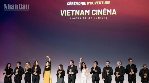 Các nghệ sĩ biểu diễn tại Tuần lễ “Điện ảnh Việt Nam - Hành trình Ánh sáng”. 