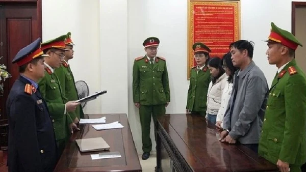 Cơ quan Cảnh sát điều tra Công an tỉnh Nghệ An đọc lệnh khởi tố vụ án, khởi tố bị can.