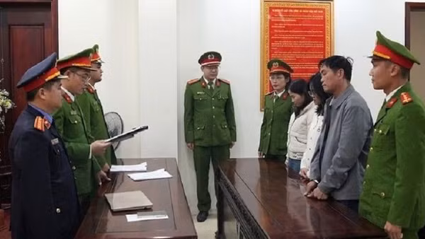 Cơ quan Cảnh sát điều tra Công an tỉnh Nghệ An đọc lệnh khởi tố vụ án, khởi tố bị can.