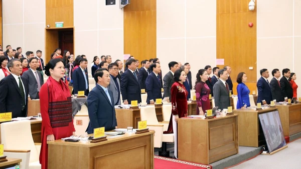 Đại biểu dự kỳ họp thực hiện nghi thức chào cờ.