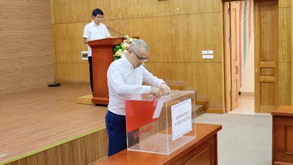 Đồng chí Phạm Đại Dương cùng toàn thể cán bộ, công chức, viên chức, người lao động Ban Chính sách, chiến lược Trung ương chia sẻ với đồng bào bị thiệt hại do bão lũ.