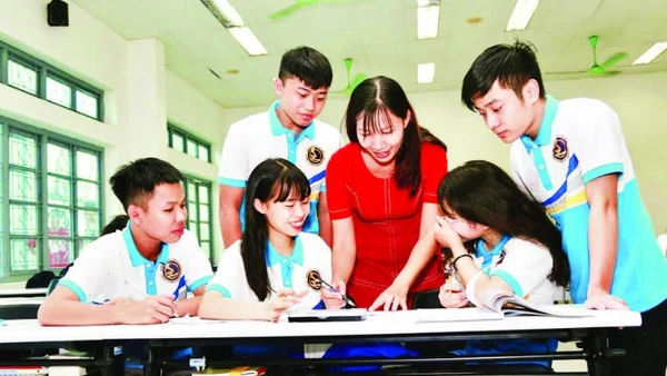 Giảng viên và sinh viên Trường đại học Giao thông vận tải trong giờ học môn Hình họa-Vẽ kỹ thuật.