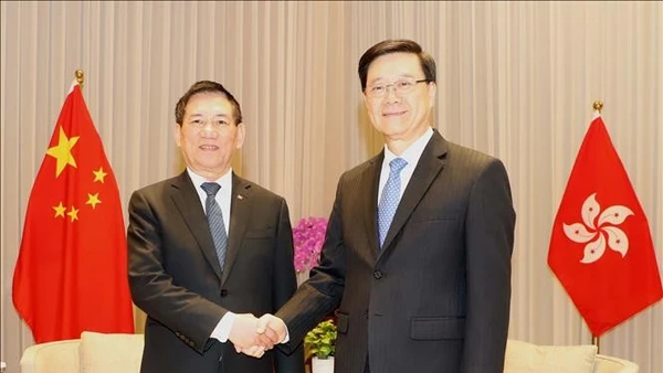 Phó Thủ tướng Hồ Đức Phớc và Trưởng đặc khu Hong Kong Lý Gia Siêu. (Ảnh: Xuân Vịnh/PV TTXVN tại Hong Kong)