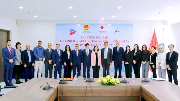 Lễ Khai giảng khóa học với sự tham dự của Đại sứ Palestine tại Việt Nam Saadi Salama, Đại sứ Nhật Bản tại Việt Nam Ito Naoki, Giám đốc Học viện Ngoại giao Nguyễn Hùng Sơn, Vụ trưởng Vụ Trung Đông-châu Phi Nguyễn Phương Trà, Trưởng đại diện Văn phòng JICA tại Việt Nam Kobayashi Yosuke, cùng các cán bộ Palestine tham dự khóa học. (Ảnh: JICA)