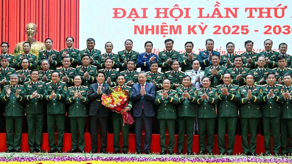 Tổng Bí thư Tô Lâm, Bí thư Quân ủy Trung ương và Chủ tịch nước Lương Cường chụp ảnh cùng Đoàn đại biểu Đảng bộ Quân đội dự Đại hội Đảng toàn quốc lần thứ XIV.