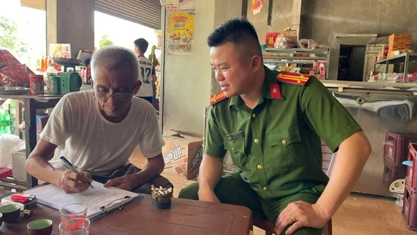 Công an xã Tân Thành, tỉnh Lạng Sơn hướng dẫn người dân ký cam kết không vi phạm an ninh trật tự trên địa bàn.