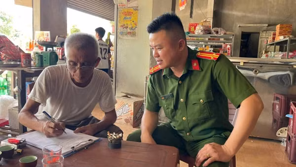 Công an xã Tân Thành, tỉnh Lạng Sơn hướng dẫn người dân ký cam kết không vi phạm an ninh trật tự trên địa bàn.