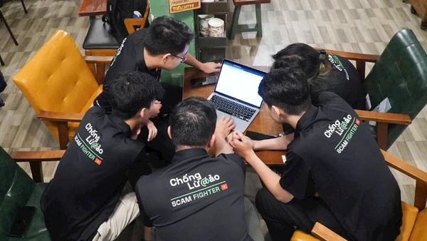 Các thành viên trong nhóm kỹ thuật của Chongluadao bàn luận về giải pháp mới giúp người dùng được an toàn hơn. (Ảnh: DUY PHÚ)
