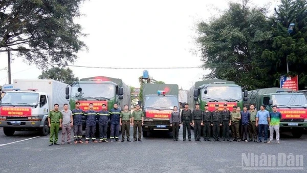 Những chuyến xe nghĩa tình chuẩn bị đưa gần 34 tấn rau xanh hỗ trợ người dân bị thiệt hại do mưa lũ tỉnh Khánh Hòa.