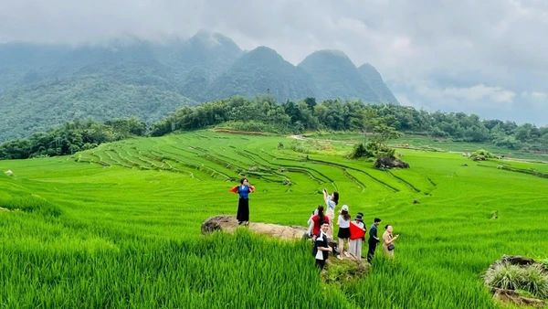 Du khách trải nghiệm Pù Luông, Thanh Hóa. (Ảnh: QUANG THẮNG)