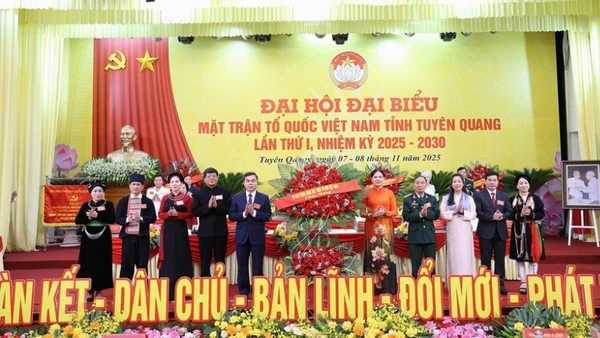 Đồng chí Hà Thị Nga, Ủy viên Trung ương Đảng, Phó Chủ tịch Ủy ban Trung ương Mặt trận Tổ quốc Việt Nam tặng hoa chúc mừng Đại hội.
