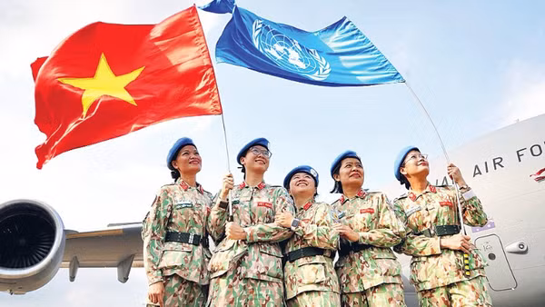 Các nữ chiến sĩ Bệnh viện dã chiến cấp 2 (số 3) lên đường đi làm nhiệm vụ gìn giữ hoà bình ở Nam Sudan. (Ảnh: Đậu Tiến Đạt)