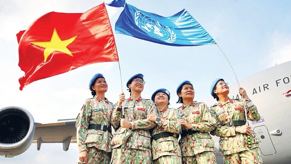 Các nữ chiến sĩ Bệnh viện dã chiến cấp 2 (số 3) lên đường đi làm nhiệm vụ gìn giữ hoà bình ở Nam Sudan. (Ảnh: Đậu Tiến Đạt)