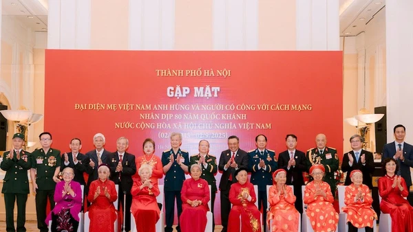 Các đồng chí lãnh đạo thành phố Hà Nội gặp mặt, tri ân người có công với cách mạng nhân kỷ niệm 80 năm Quốc khánh 2/9.