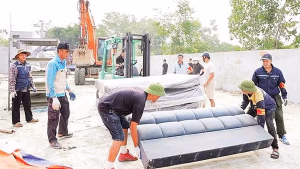Ủy ban nhân dân xã Phú Nghĩa tổ chức cưỡng chế vi phạm pháp luật về đất đai trên địa bàn xã.